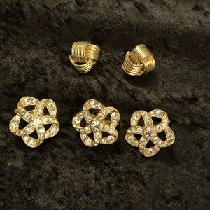 2 pairs of clip-on earrings